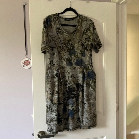 Locally designed and made dress with pockets - Picture 1 of 4